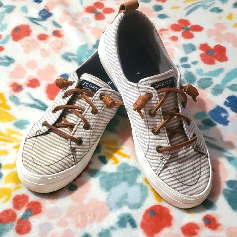 Slip on Sperry shoes